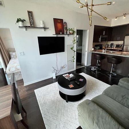 2-Bdrm And 1 Den 3 Bed Condo With 2 Bath - Walking Distance To Scotiabank Arena, Cn Tower, Union Station, Ripleys With Free Parking Toronto Eksteriør billede