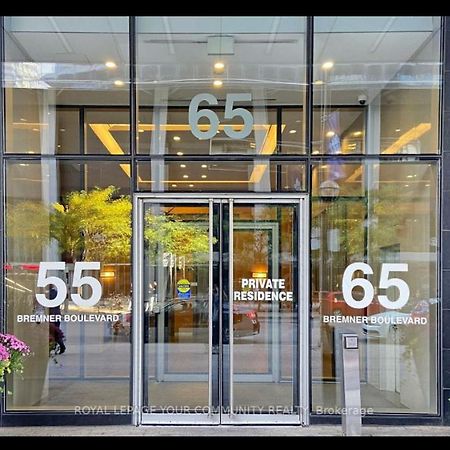 2-Bdrm And 1 Den 3 Bed Condo With 2 Bath - Walking Distance To Scotiabank Arena, Cn Tower, Union Station, Ripleys With Free Parking Toronto Eksteriør billede