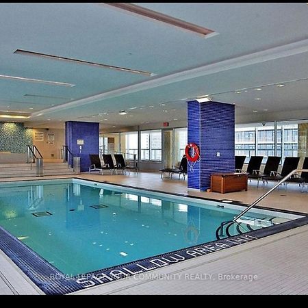 2-Bdrm And 1 Den 3 Bed Condo With 2 Bath - Walking Distance To Scotiabank Arena, Cn Tower, Union Station, Ripleys With Free Parking Toronto Eksteriør billede