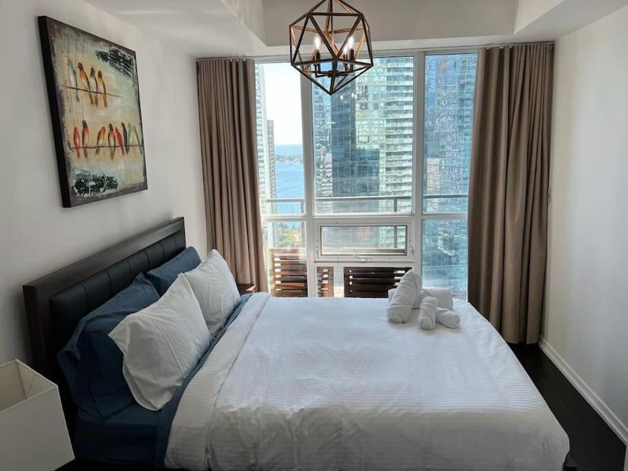 2-Bdrm And 1 Den 3 Bed Condo With 2 Bath - Walking Distance To Scotiabank Arena, Cn Tower, Union Station, Ripleys With Free Parking Toronto Eksteriør billede