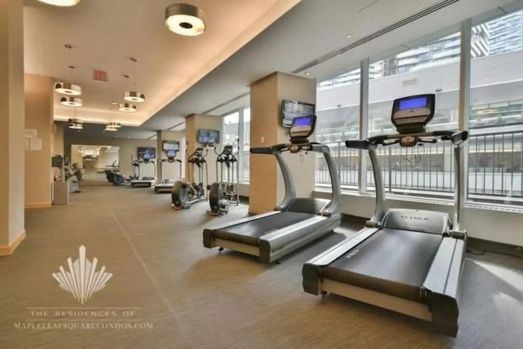 2-Bdrm And 1 Den 3 Bed Condo With 2 Bath - Walking Distance To Scotiabank Arena, Cn Tower, Union Station, Ripleys With Free Parking Toronto Eksteriør billede