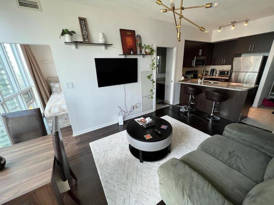 2-Bdrm And 1 Den 3 Bed Condo With 2 Bath - Walking Distance To Scotiabank Arena, Cn Tower, Union Station, Ripleys With Free Parking Toronto Eksteriør billede