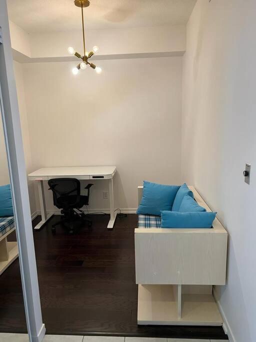2-Bdrm And 1 Den 3 Bed Condo With 2 Bath - Walking Distance To Scotiabank Arena, Cn Tower, Union Station, Ripleys With Free Parking Toronto Eksteriør billede