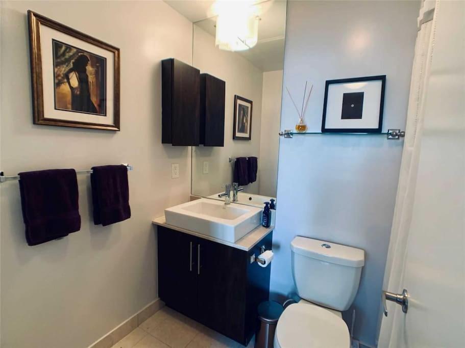 2-Bdrm And 1 Den 3 Bed Condo With 2 Bath - Walking Distance To Scotiabank Arena, Cn Tower, Union Station, Ripleys With Free Parking Toronto Eksteriør billede
