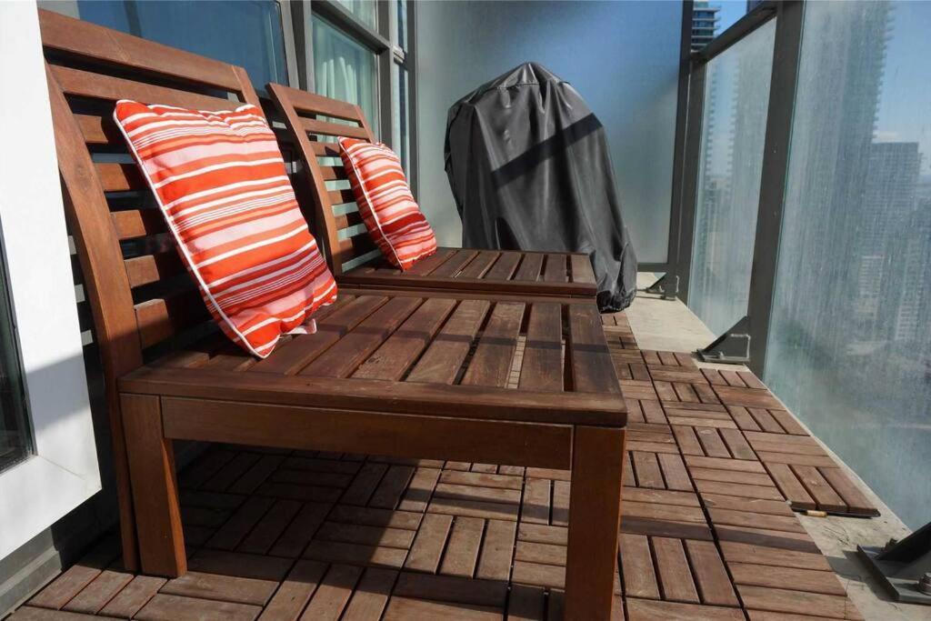 2-Bdrm And 1 Den 3 Bed Condo With 2 Bath - Walking Distance To Scotiabank Arena, Cn Tower, Union Station, Ripleys With Free Parking Toronto Eksteriør billede