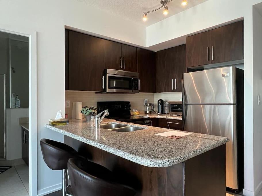2-Bdrm And 1 Den 3 Bed Condo With 2 Bath - Walking Distance To Scotiabank Arena, Cn Tower, Union Station, Ripleys With Free Parking Toronto Eksteriør billede