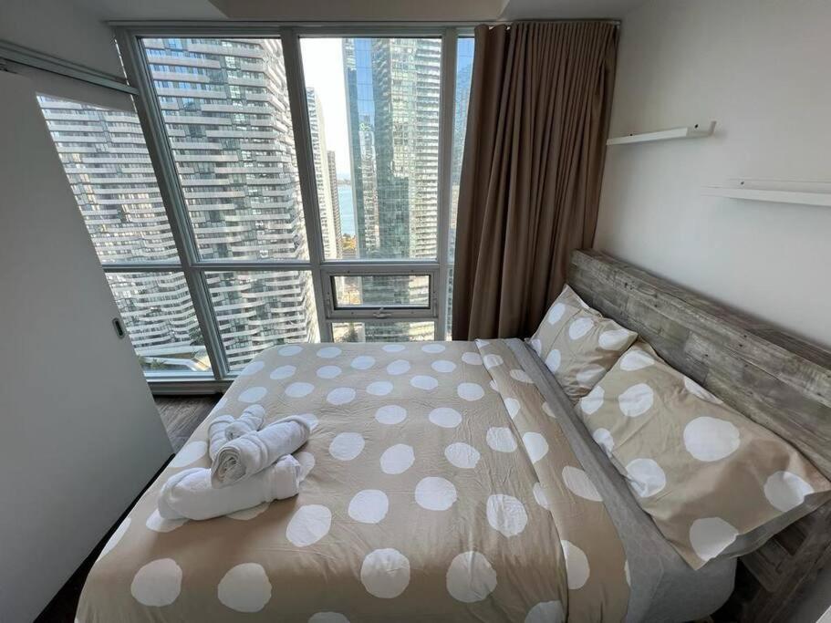 2-Bdrm And 1 Den 3 Bed Condo With 2 Bath - Walking Distance To Scotiabank Arena, Cn Tower, Union Station, Ripleys With Free Parking Toronto Eksteriør billede