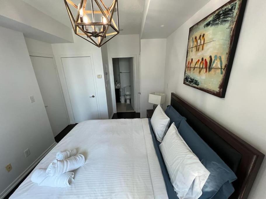 2-Bdrm And 1 Den 3 Bed Condo With 2 Bath - Walking Distance To Scotiabank Arena, Cn Tower, Union Station, Ripleys With Free Parking Toronto Eksteriør billede