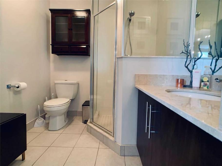 2-Bdrm And 1 Den 3 Bed Condo With 2 Bath - Walking Distance To Scotiabank Arena, Cn Tower, Union Station, Ripleys With Free Parking Toronto Eksteriør billede