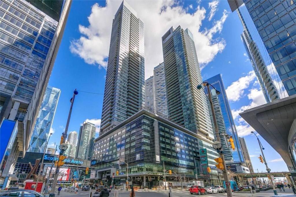 2-Bdrm And 1 Den 3 Bed Condo With 2 Bath - Walking Distance To Scotiabank Arena, Cn Tower, Union Station, Ripleys With Free Parking Toronto Eksteriør billede